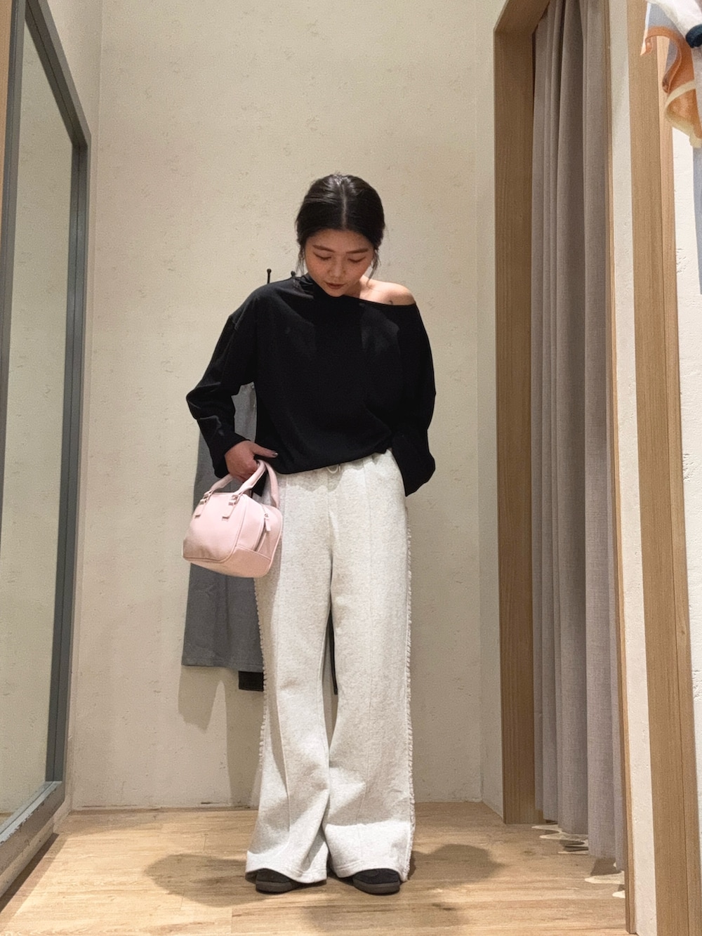 ブラック系のTシャツ/カットソー、ホワイト系のその他パンツ、ピンク系のショルダーバッグを着用したレディースの春コーディネートの2枚目の写真