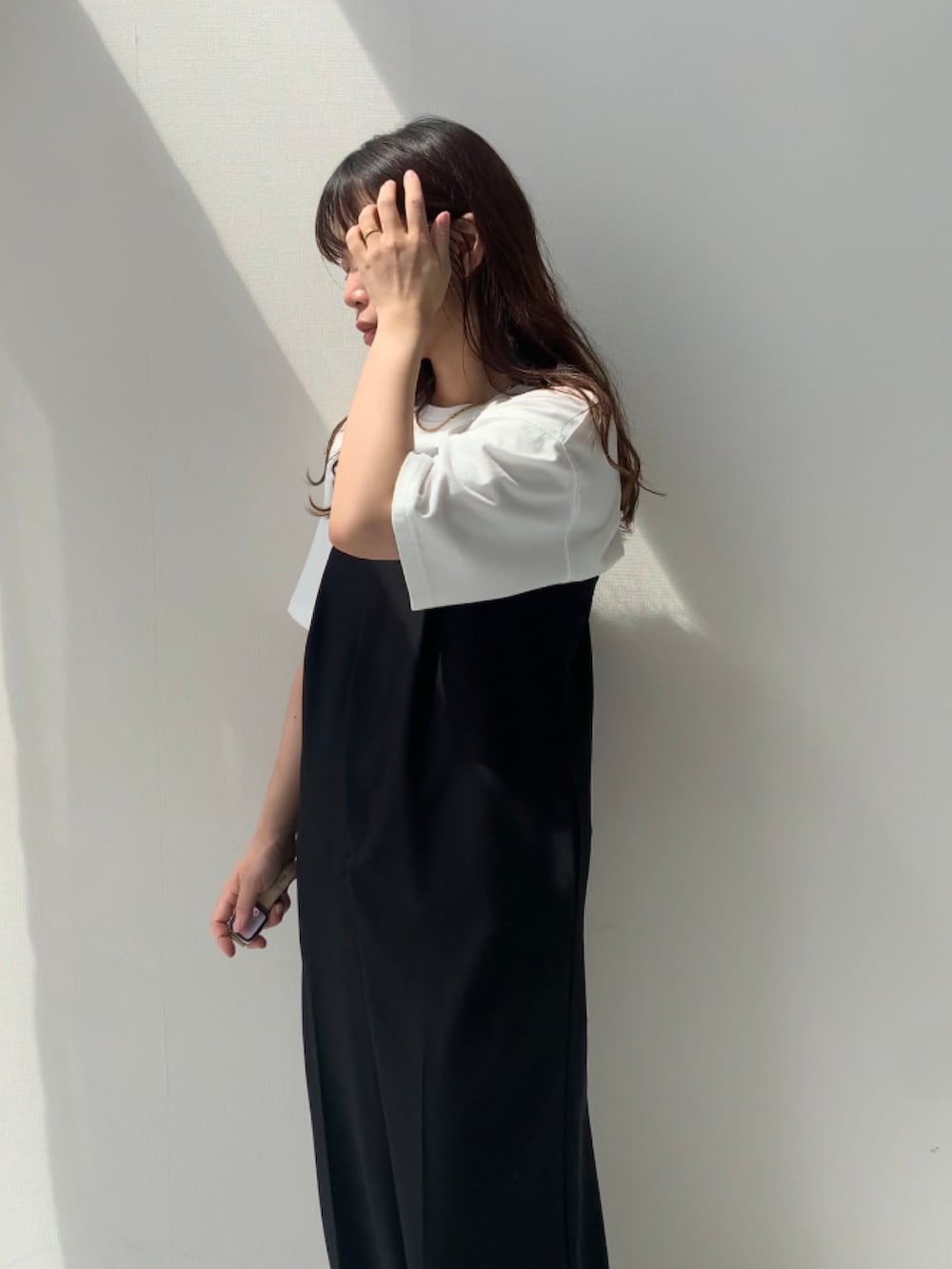 「ロゴT、骨格ウェーブ、30代、150cm台コーデ、低身長コーデ、CHIC STYLE、夏コーデ、レギュラー、スタッフ、秋コーデ、レディースファッション、オトナカジュアル、初秋コーデ、休日スタイル、サロペット」｜「nissenの綿100％ピグメント染ロゴプリントTシャツ＜大きいサイズ有＞シックスタイル（Tシャツ/カットソー、ホワイト系）」を使った、たかゆかさん（レディース・154cm）の夏コーディネートの4枚目の写真