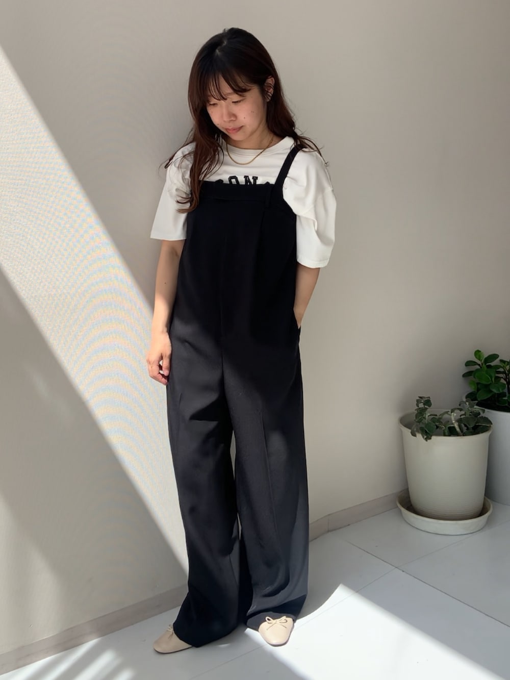 「ロゴT、骨格ウェーブ、30代、150cm台コーデ、低身長コーデ、CHIC STYLE、夏コーデ、レギュラー、スタッフ、秋コーデ、レディースファッション、オトナカジュアル、初秋コーデ、休日スタイル、サロペット」｜「nissenの綿100％ピグメント染ロゴプリントTシャツ＜大きいサイズ有＞シックスタイル（Tシャツ/カットソー、ホワイト系）」を使った、たかゆかさん（レディース・154cm）の夏コーディネートの2枚目の写真