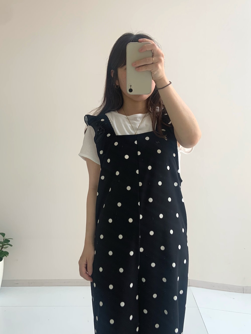「白Tシャツ、骨格ウェーブ、30代、150cm台コーデ、Be praised、夏コーデ、レギュラー、スタッフ、レディースファッション、カジュアルスタイル、お出かけコーデ、夏、オトナ女子」｜「nissenの【UV・接触冷感・吸汗速乾】総柄サロペットパンツ（サロペット/オーバーオール、ブラック系）」を使った、たかゆかさん（レディース・154cm）の夏コーディネートの2枚目の写真