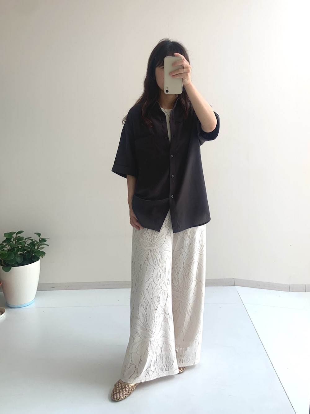「サンダル、オトナ女子、休日スタイル、ラクチンコーデ、シンプルスタイル、レディースファッション、スタッフ、レギュラー、夏コーデ、きれいめカジュアル、Soiunique、低身長コーデ、150cm台コーデ」｜「Soiuniqueの大柄カーテンレースワイドパンツ［Soiunique］（その他パンツ、ホワイト系）」を使った、たかゆかさん（レディース・154cm）の夏コーディネートの3枚目の写真