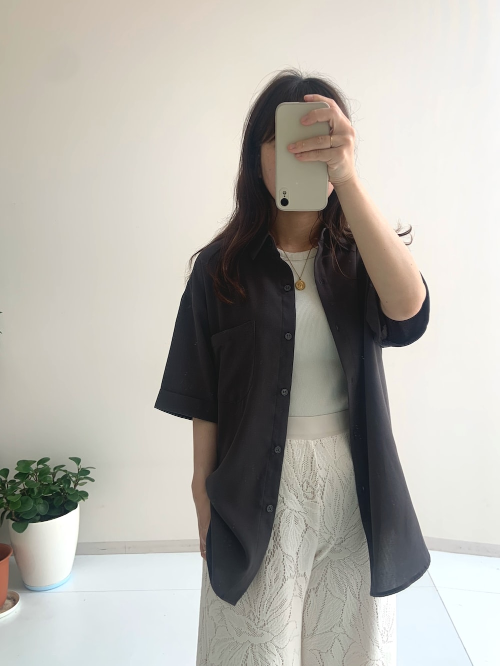 「サンダル、オトナ女子、休日スタイル、ラクチンコーデ、シンプルスタイル、レディースファッション、スタッフ、レギュラー、夏コーデ、きれいめカジュアル、Soiunique、低身長コーデ、150cm台コーデ」｜「Soiuniqueの大柄カーテンレースワイドパンツ［Soiunique］（その他パンツ、ホワイト系）」を使った、たかゆかさん（レディース・154cm）の夏コーディネートの2枚目の写真