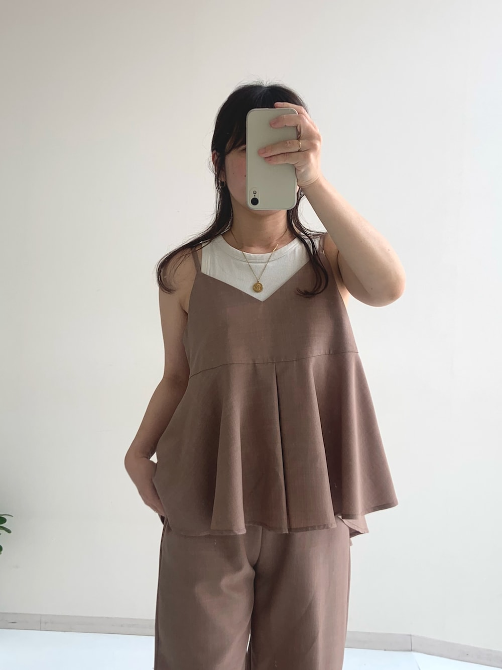 「レイヤードスタイル、骨格ウェーブ、30代、低身長コーデ、150cm台コーデ、夏コーデ、レギュラー、スタッフ、レディースファッション、オトナ女子、夏、ユニクロ、UNIQLO、セットアップ、セットアップスタイル」｜「nissenのキャミソールセットアップ（タックキャミソール＋セミワイドパンツ）＜大きいサイズ有＞（セットアップ、ブラウン系）」を使った、たかゆかさん（レディース・154cm）の夏コーディネートの2枚目の写真