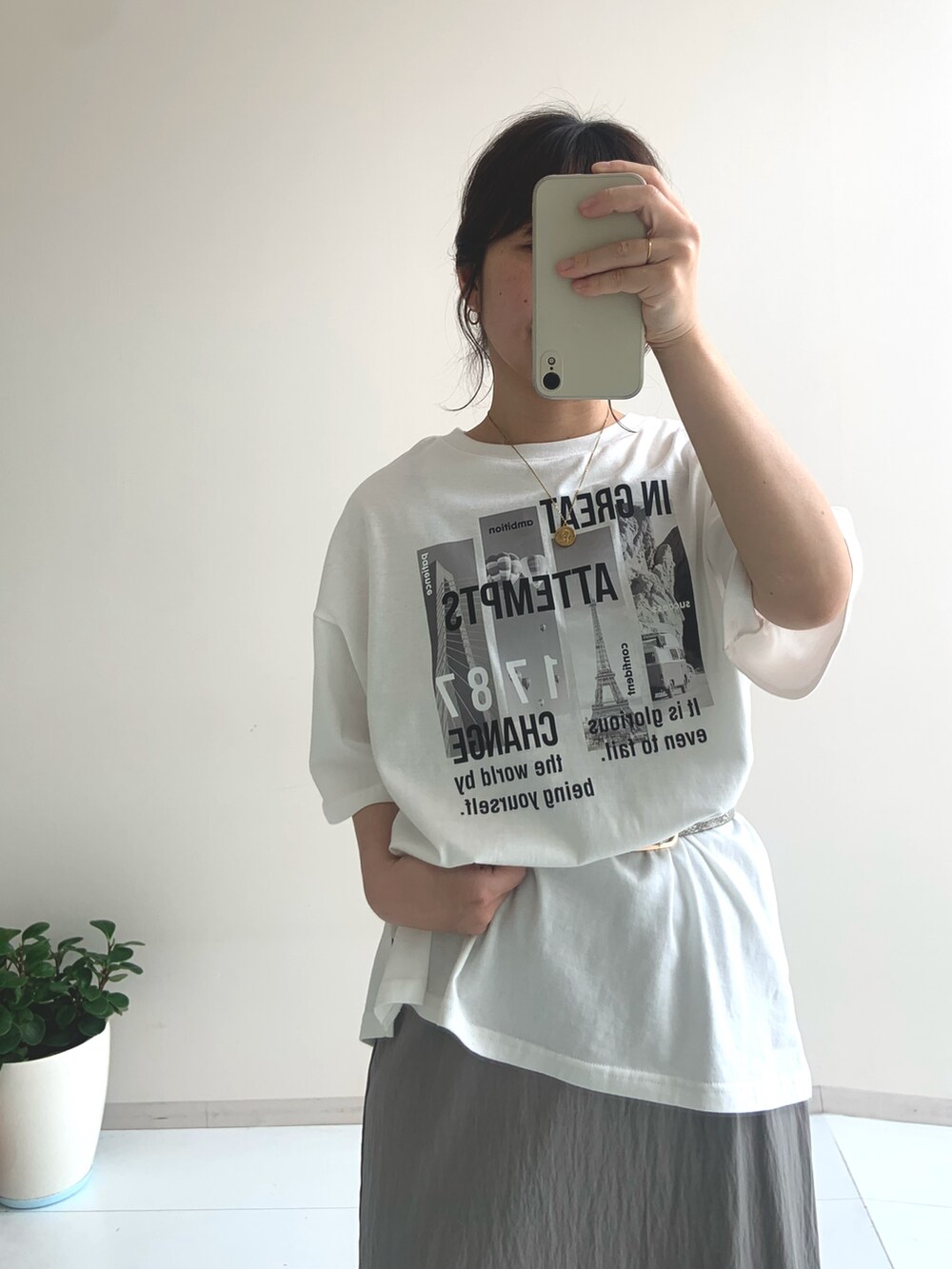 「レイヤードスタイル、スポーツミックス、白Tシャツ、骨格ウェーブ、30代、150cm台コーデ、低身長コーデ、レギュラー、Be praised、レディースファッション、お出かけコーデ、休日スタイル、ラクチンコーデ、スタッフ」｜「nissenの＜大きいサイズ＞ 綿100％ゆるシルエットプリントＴシャツ（接触冷感）（Tシャツ/カットソー、ホワイト系）」を使った、たかゆかさん（レディース・154cm）の夏コーディネートの2枚目の写真