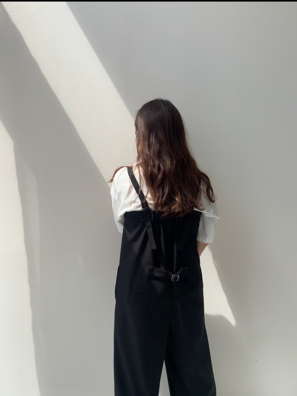 「ロゴT、骨格ウェーブ、30代、150cm台コーデ、低身長コーデ、CHIC STYLE、夏コーデ、レギュラー、スタッフ、秋コーデ、レディースファッション、オトナカジュアル、初秋コーデ、休日スタイル、サロペット」｜「nissenの綿100％ピグメント染ロゴプリントTシャツ＜大きいサイズ有＞シックスタイル（Tシャツ/カットソー、ホワイト系）」を使った、たかゆかさん（レディース・154cm）の夏コーディネートの3枚目の写真