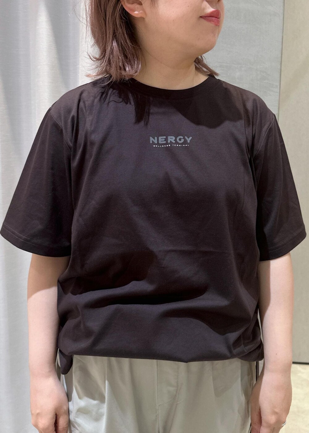 グリーン系のその他パンツ、ブラック系のTシャツ/カットソーを着用したレディースの夏コーディネートの5枚目の写真