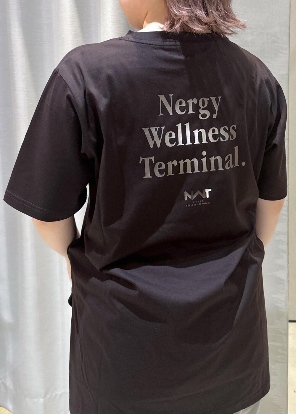 グリーン系のその他パンツ、ブラック系のTシャツ/カットソーを着用したレディースの夏コーディネートの6枚目の写真