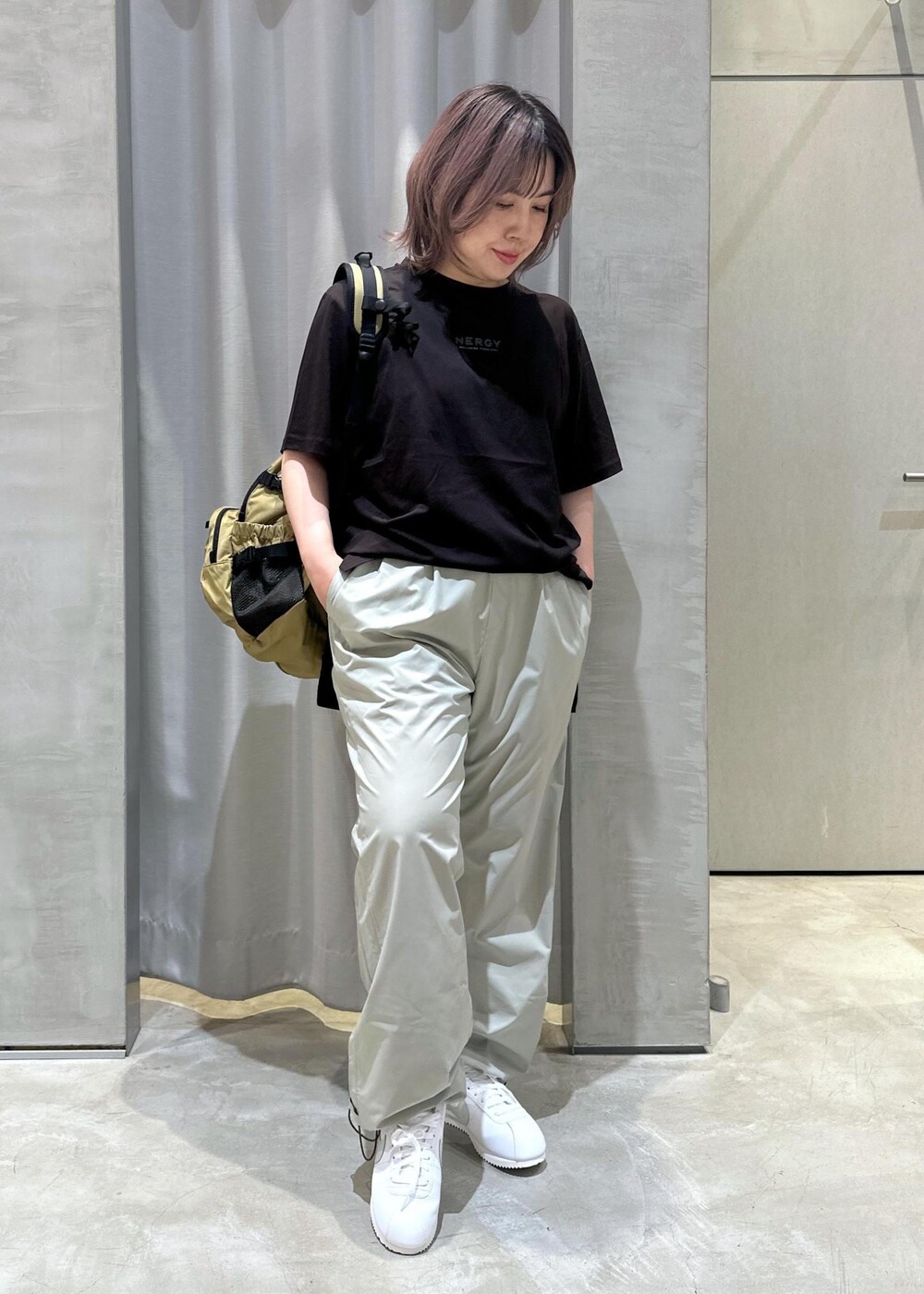 グリーン系のその他パンツ、ブラック系のTシャツ/カットソーを着用したレディースの夏コーディネートの3枚目の写真