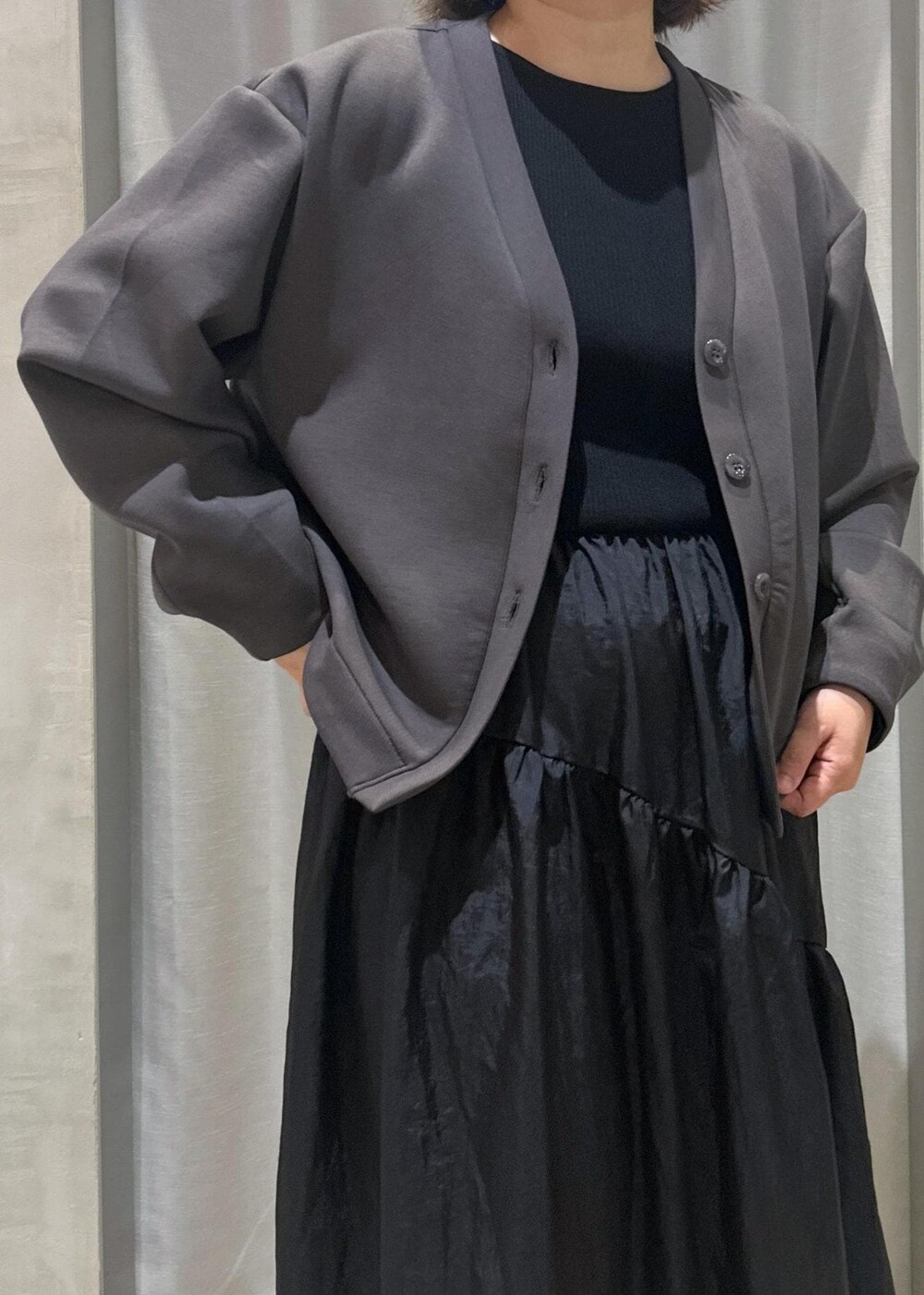 ホワイト系のスニーカー、ホワイト系のショルダーバッグ、ブラック系のワンピースを着用したレディースの秋コーディネートの5枚目の写真