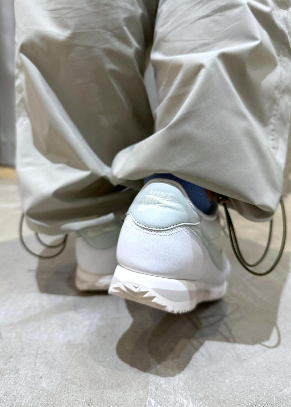 グリーン系のその他パンツ、ブラック系のTシャツ/カットソーを着用したレディースの夏コーディネートの10枚目の写真