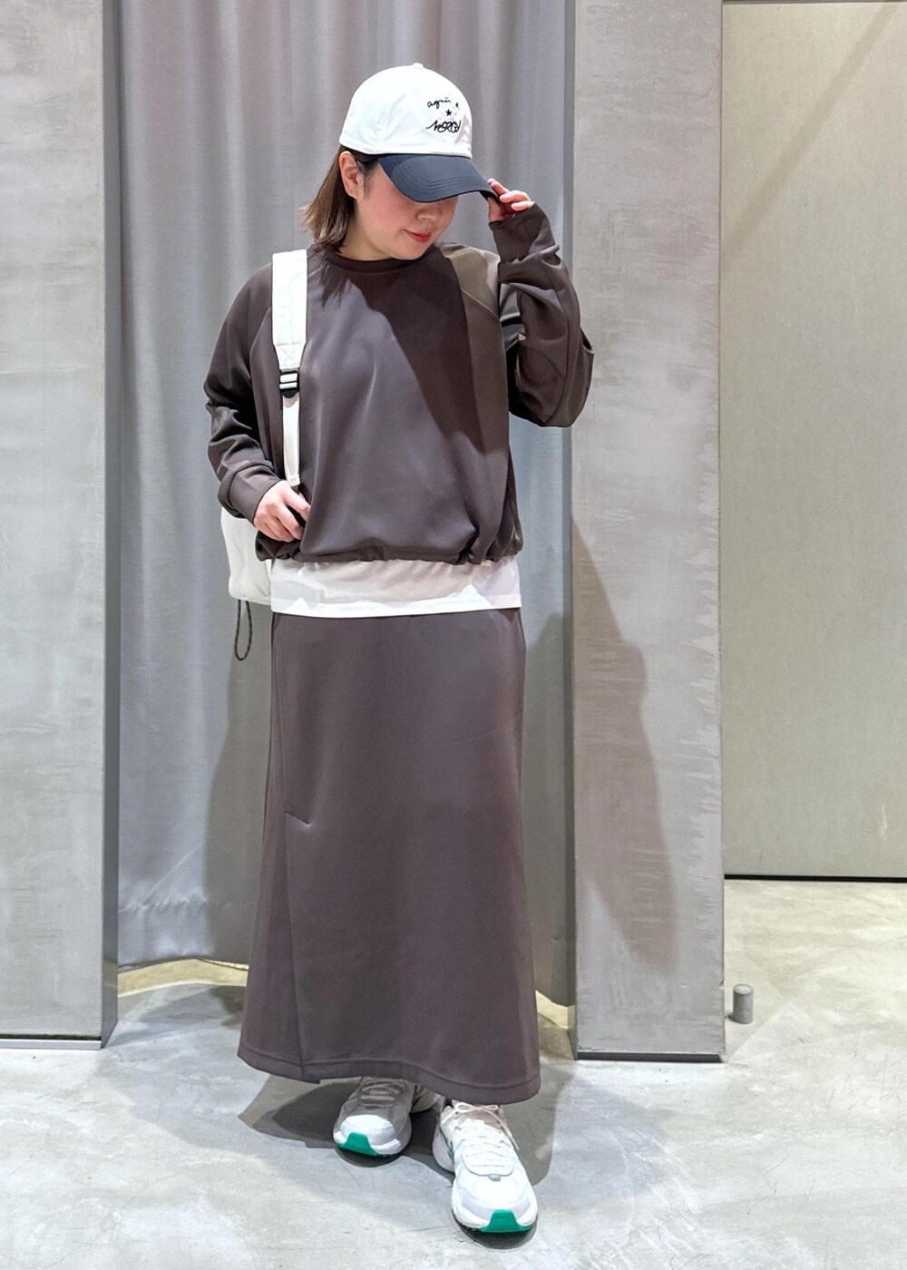 「初春コーデ、初冬コーデ、冬コーデ、大人カジュアル、カジュアルコーデ、NERGY、ストレート、イエベ秋、混合、低身長、トップス、Tシャツ/カットソー、その他トップス、スカート、バッグ」｜「NERGYの【skin wear】UV＆接触冷感＆保湿加工 Airy jerseyイージーラップスカート（スカート、ブラウン系）」を使った、ABECHIさん（レディース・152cm）の冬コーディネートの4枚目の写真