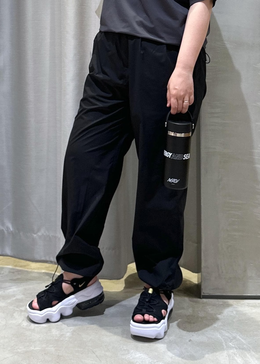 ABECHIさんの「【セットアップ】【水陸両用 ＆ UV ＆ 吸水速乾】カーゴパンツ（NERGY）」を使ったコーディネートの4枚目の写真