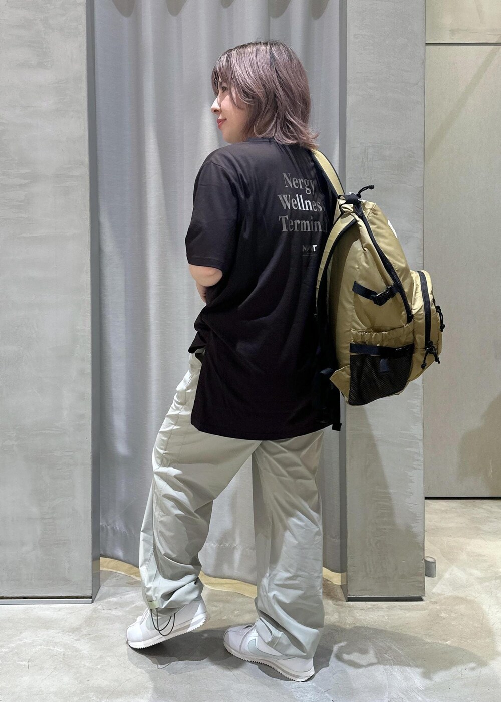 グリーン系のその他パンツ、ブラック系のTシャツ/カットソーを着用したレディースの夏コーディネートの2枚目の写真