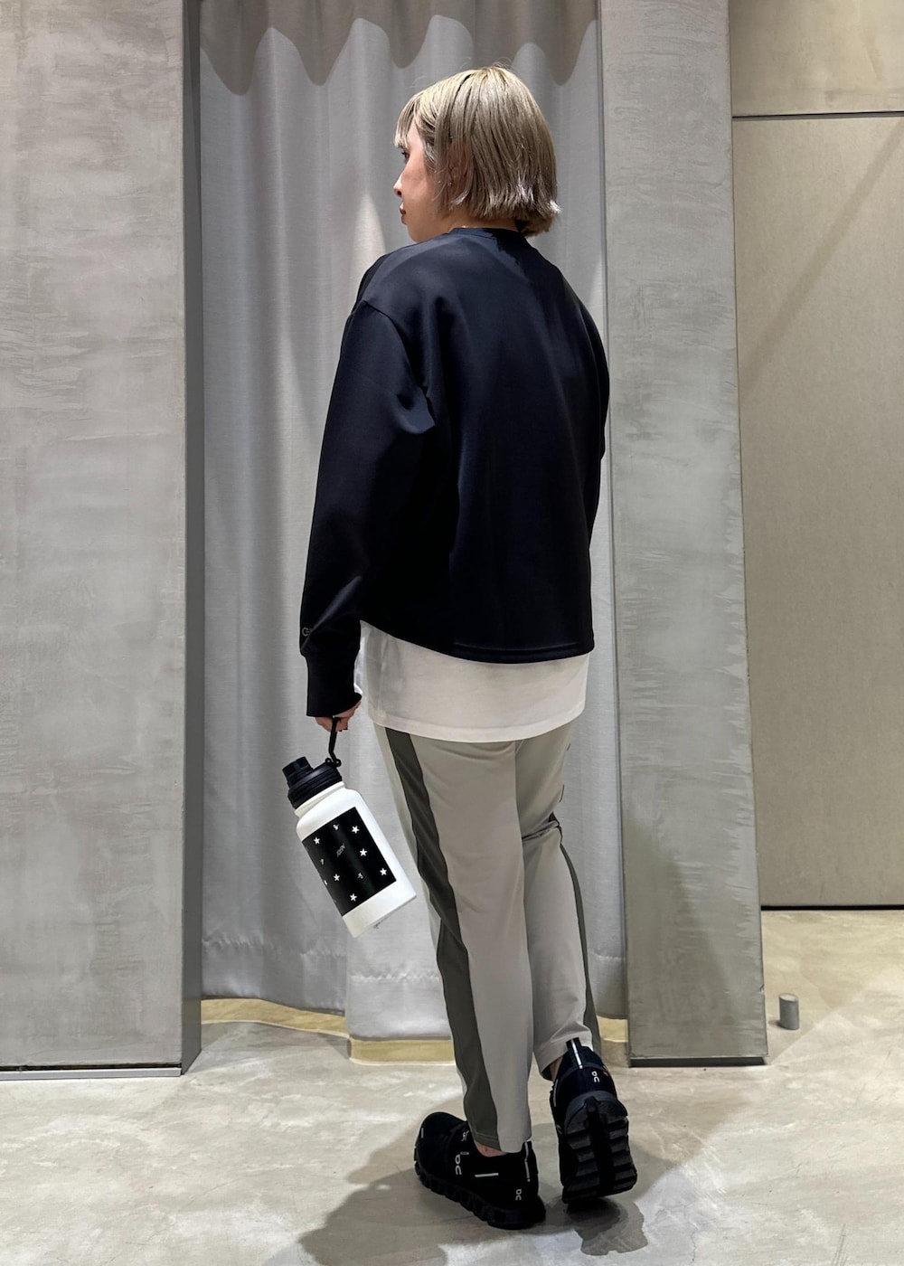 ホワイト系のTシャツ/カットソー、ブラック系のスニーカー、ブラック系のスウェットを着用したレディースの春コーディネートの3枚目の写真