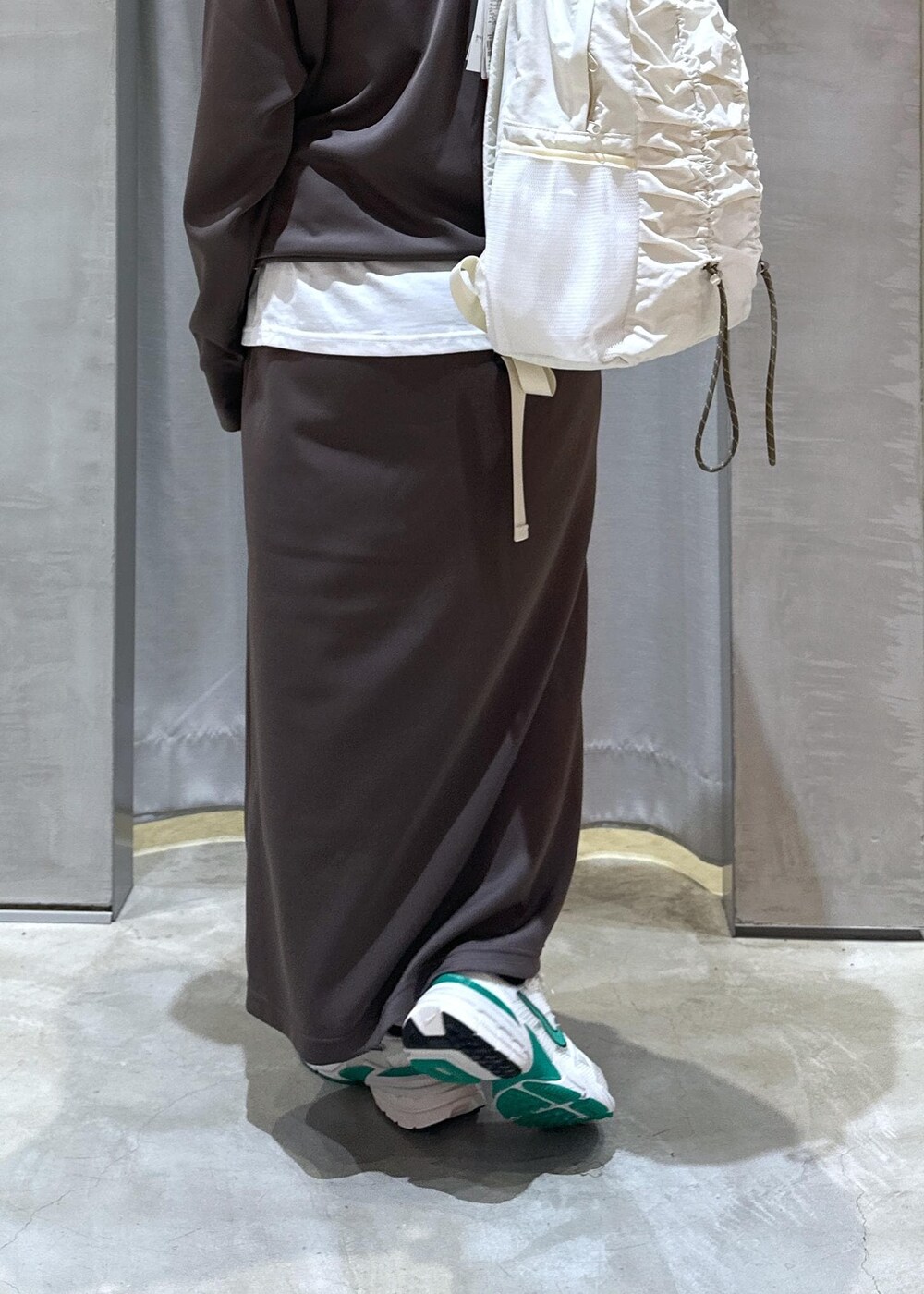 「初春コーデ、初冬コーデ、冬コーデ、大人カジュアル、カジュアルコーデ、NERGY、ストレート、イエベ秋、混合、低身長、トップス、Tシャツ/カットソー、その他トップス、スカート、バッグ」｜「NERGYの【skin wear】UV＆接触冷感＆保湿加工 Airy jerseyイージーラップスカート（スカート、ブラウン系）」を使った、ABECHIさん（レディース・152cm）の冬コーディネートの5枚目の写真