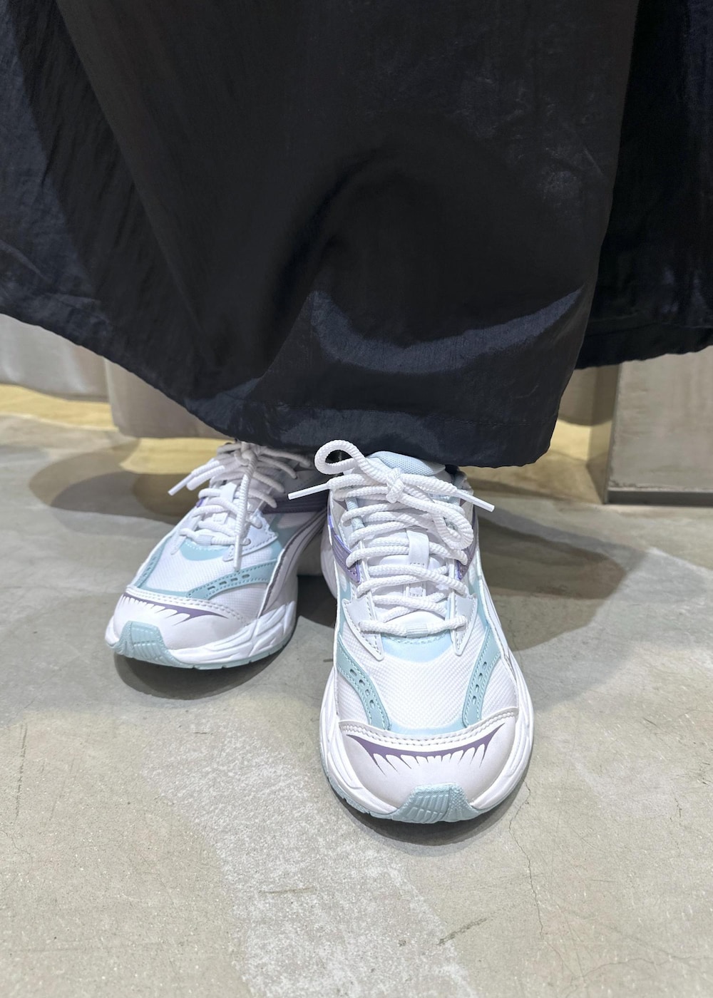 ブラック系のバックパック/リュック、ブラック系のワンピース、ブルー系のカーディガン/ボレロを着用したレディースの秋コーディネートの8枚目の写真