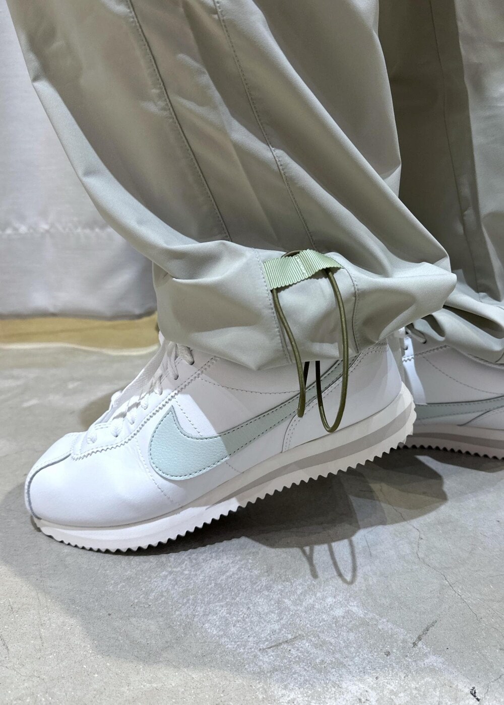 グリーン系のその他パンツ、ブラック系のTシャツ/カットソーを着用したレディースの夏コーディネートの8枚目の写真