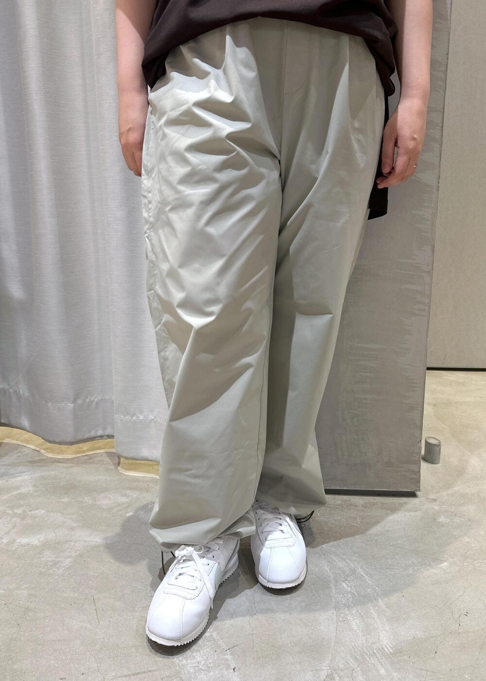 グリーン系のその他パンツ、ブラック系のTシャツ/カットソーを着用したレディースの夏コーディネートの7枚目の写真