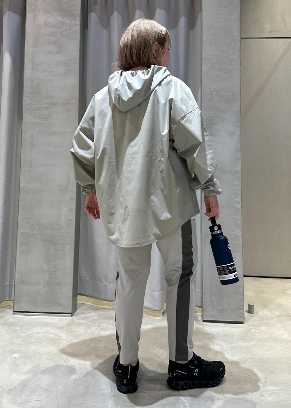 グリーン系のパーカー、グレー系のその他パンツ、ブラック系のスニーカーを着用したレディースの春コーディネートの3枚目の写真