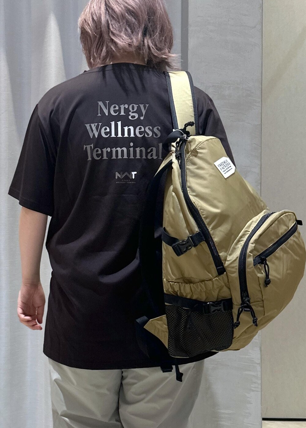 グリーン系のその他パンツ、ブラック系のTシャツ/カットソーを着用したレディースの夏コーディネートの4枚目の写真