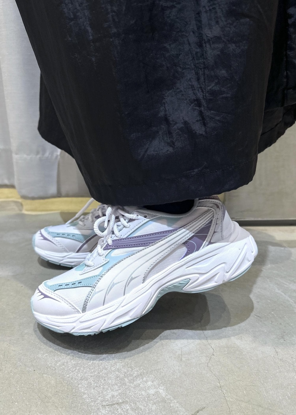 ブラック系のバックパック/リュック、ブラック系のワンピース、ブルー系のカーディガン/ボレロを着用したレディースの秋コーディネートの9枚目の写真