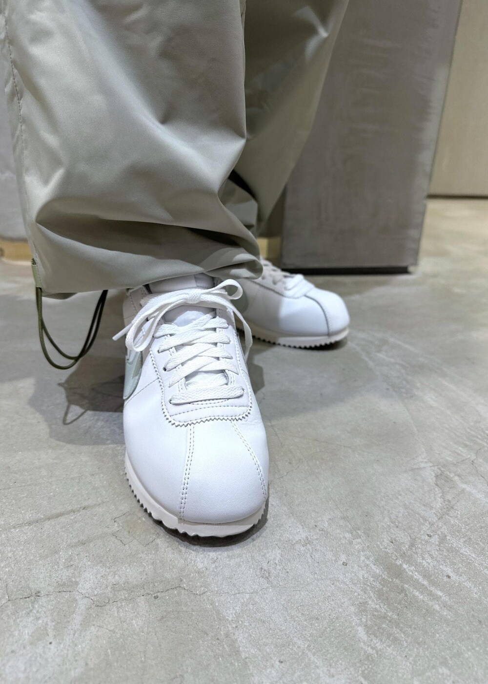 グリーン系のその他パンツ、ブラック系のTシャツ/カットソーを着用したレディースの夏コーディネートの9枚目の写真