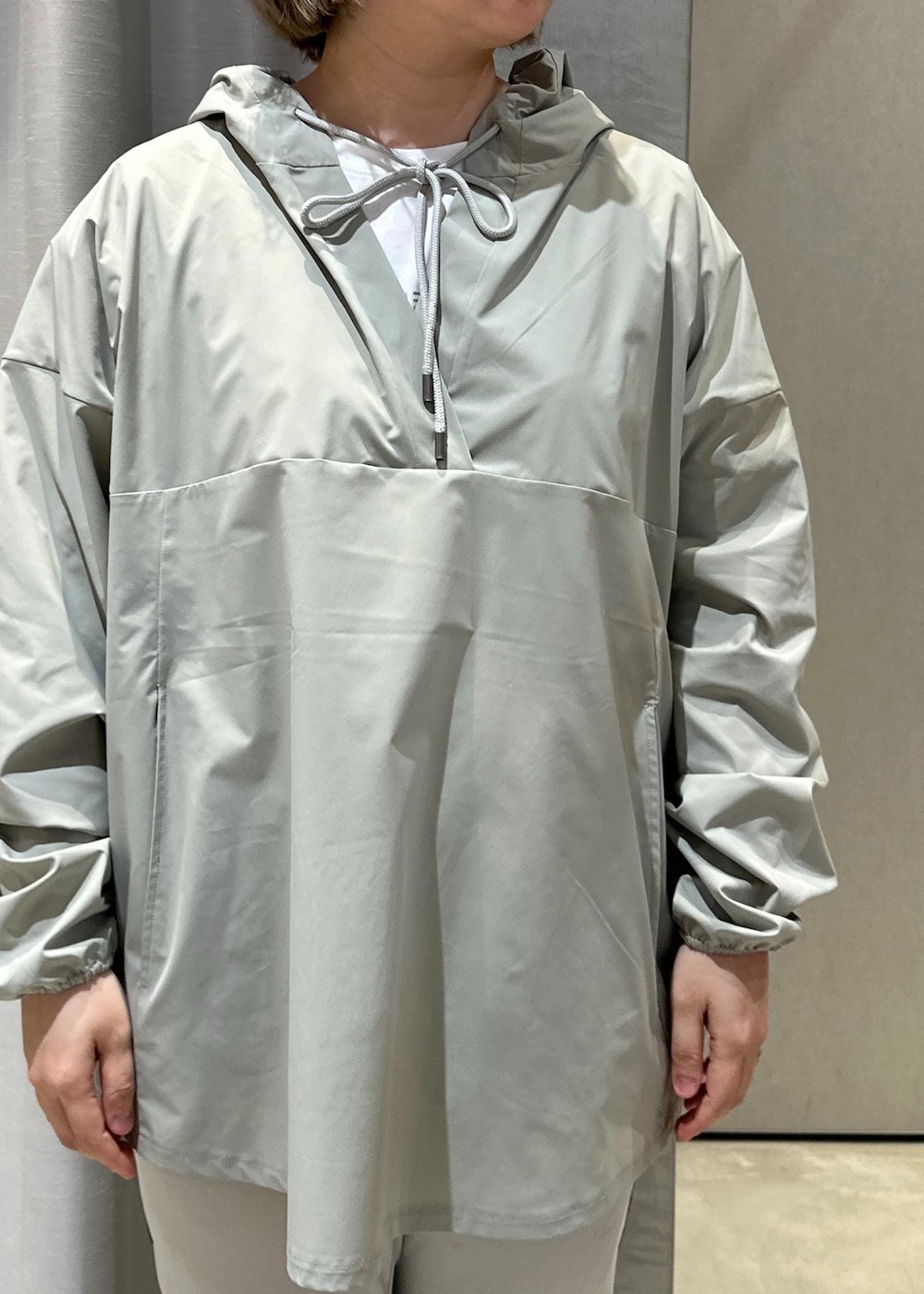 グリーン系のパーカー、グレー系のその他パンツ、ブラック系のスニーカーを着用したレディースの春コーディネートの4枚目の写真