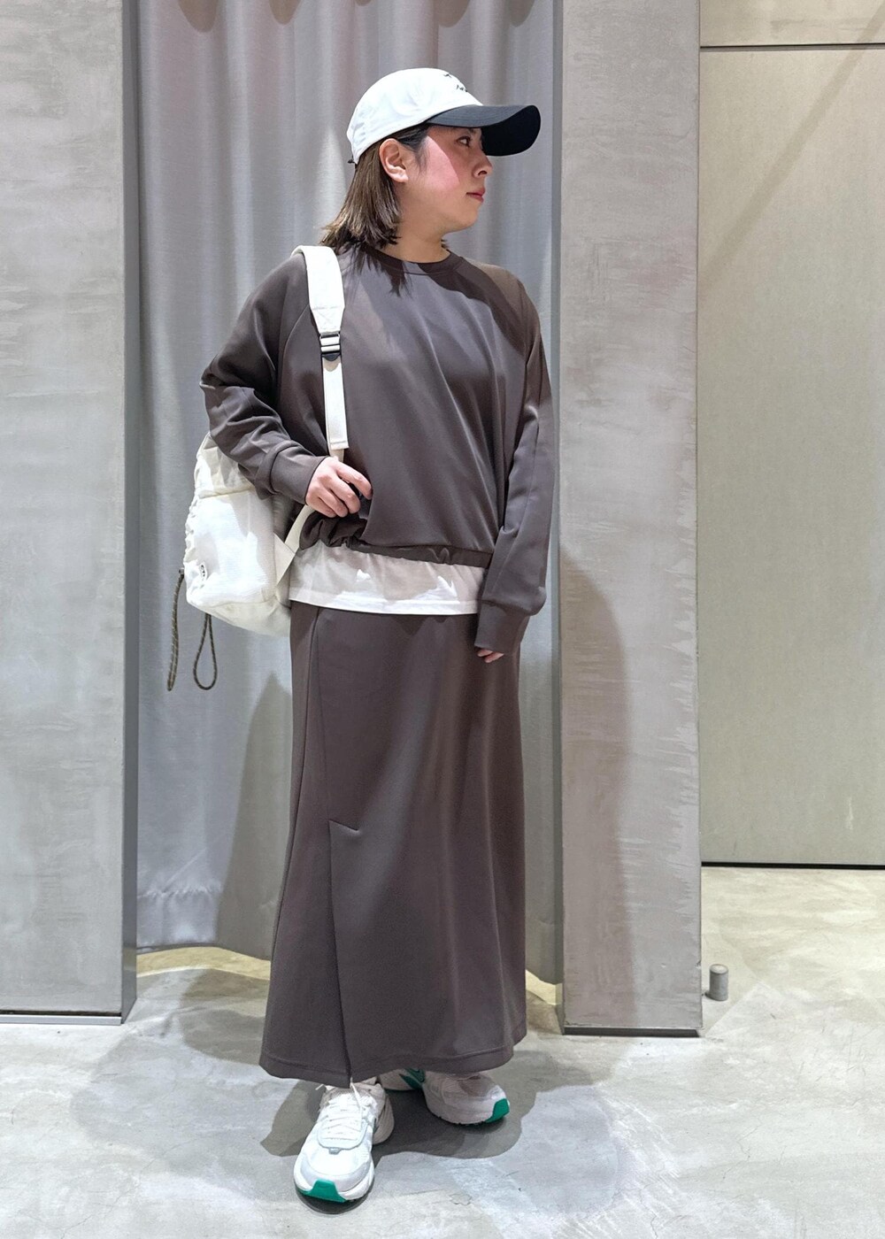 「初春コーデ、初冬コーデ、冬コーデ、大人カジュアル、カジュアルコーデ、NERGY、ストレート、イエベ秋、混合、低身長、トップス、Tシャツ/カットソー、その他トップス、スカート、バッグ」｜「NERGYの【skin wear】UV＆接触冷感＆保湿加工 Airy jerseyイージーラップスカート（スカート、ブラウン系）」を使った、ABECHIさん（レディース・152cm）の冬コーディネートの2枚目の写真