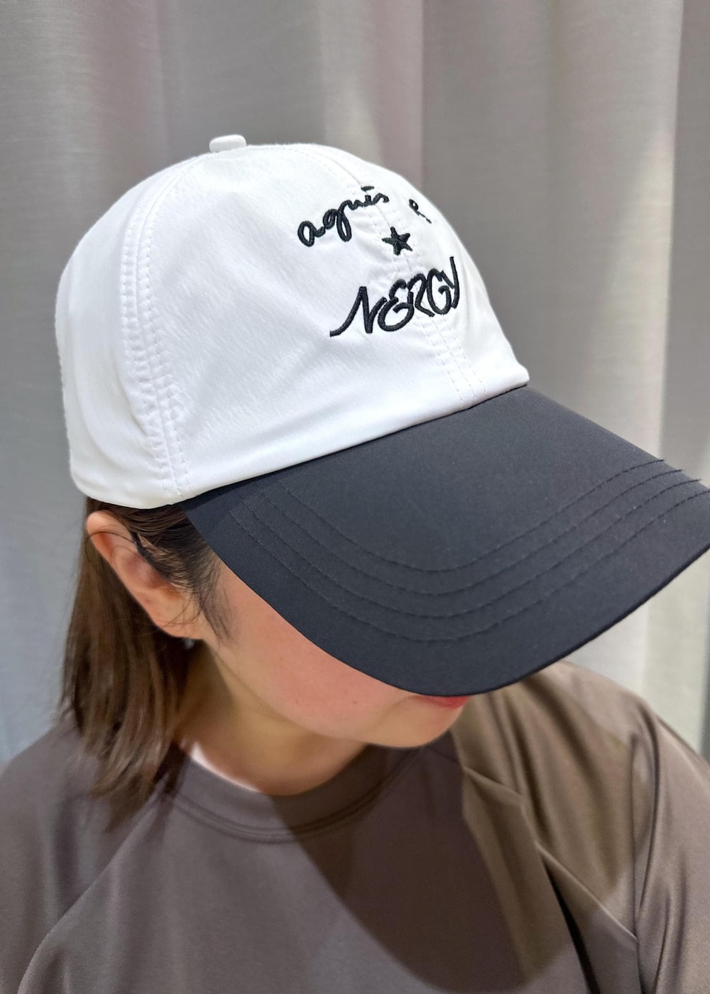 「初春コーデ、初冬コーデ、冬コーデ、大人カジュアル、カジュアルコーデ、NERGY、ストレート、イエベ秋、混合、低身長、トップス、Tシャツ/カットソー、その他トップス、スカート、バッグ」｜「NERGYの【skin wear】UV＆接触冷感＆保湿加工 Airy jerseyイージーラップスカート（スカート、ブラウン系）」を使った、ABECHIさん（レディース・152cm）の冬コーディネートの10枚目の写真