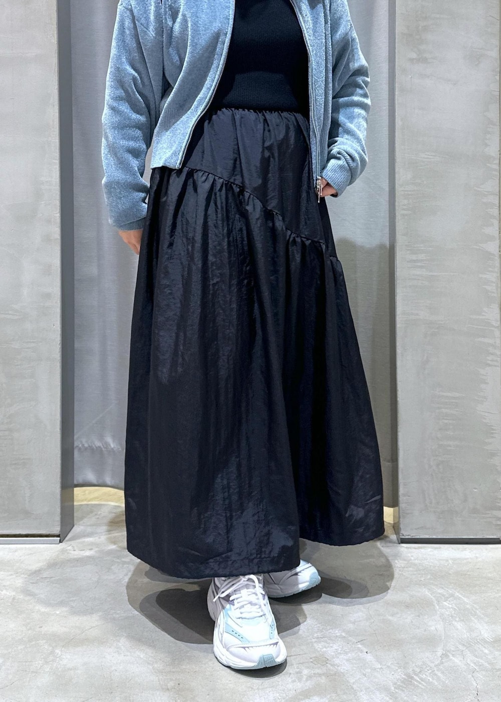 ブラック系のバックパック/リュック、ブラック系のワンピース、ブルー系のカーディガン/ボレロを着用したレディースの秋コーディネートの7枚目の写真