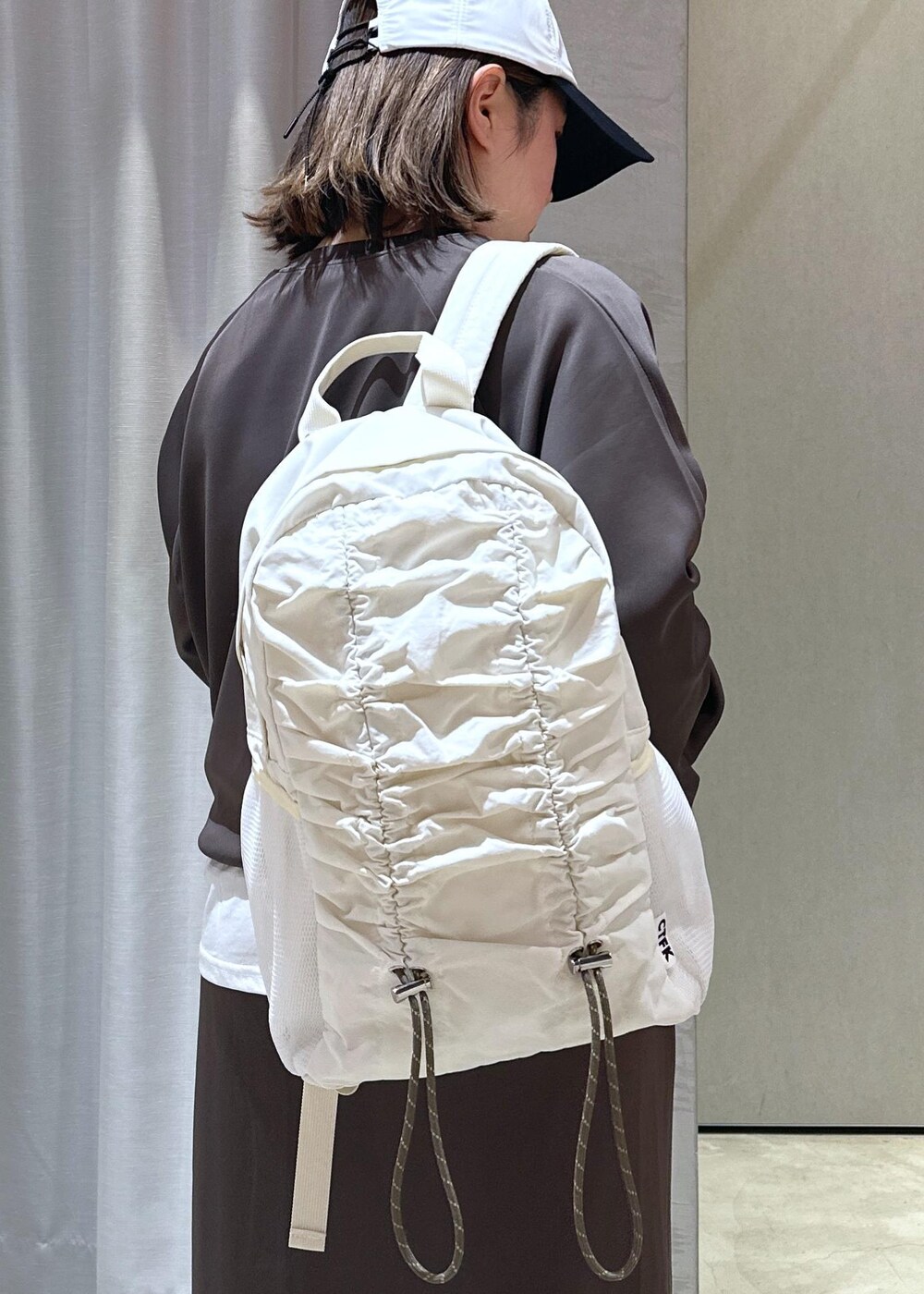 「初春コーデ、初冬コーデ、冬コーデ、大人カジュアル、カジュアルコーデ、NERGY、ストレート、イエベ秋、混合、低身長、トップス、Tシャツ/カットソー、その他トップス、スカート、バッグ」｜「NERGYの【skin wear】UV＆接触冷感＆保湿加工 Airy jerseyイージーラップスカート（スカート、ブラウン系）」を使った、ABECHIさん（レディース・152cm）の冬コーディネートの7枚目の写真