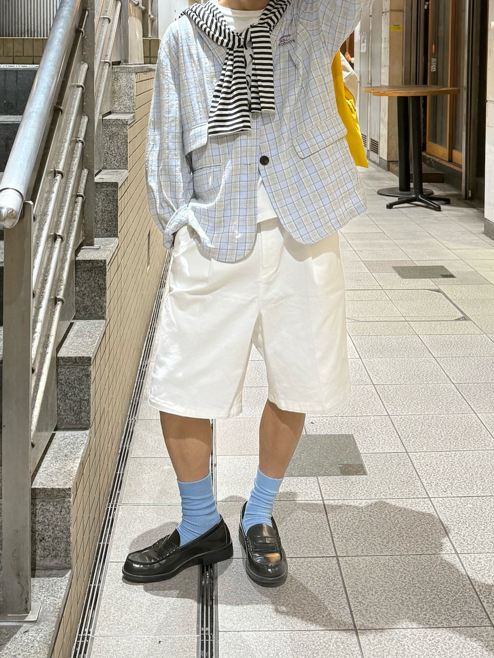 ブラック系のTシャツ/カットソー、ホワイト系のチノパンツ、ブルー系のテーラードジャケットを着用したメンズの秋コーディネートの2枚目の写真