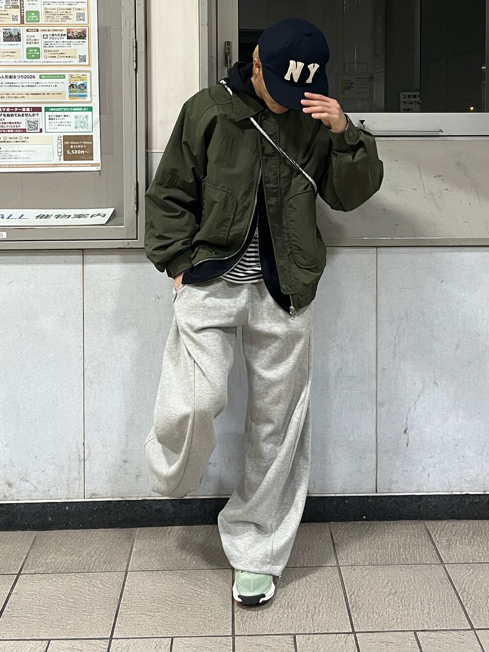 グレー系のスウェットパンツ、グリーン系のスニーカー、その他のメッセンジャーバッグを着用したメンズの春コーディネートの2枚目の写真