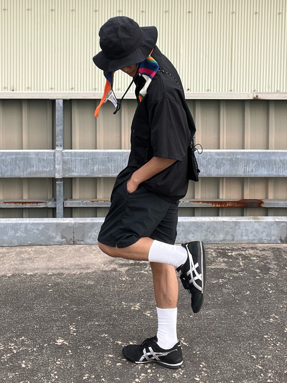 ブラック系のシャツ/ブラウス、ブラック系のその他パンツ、ブラック系のスニーカーを着用したメンズの夏コーディネートの3枚目の写真