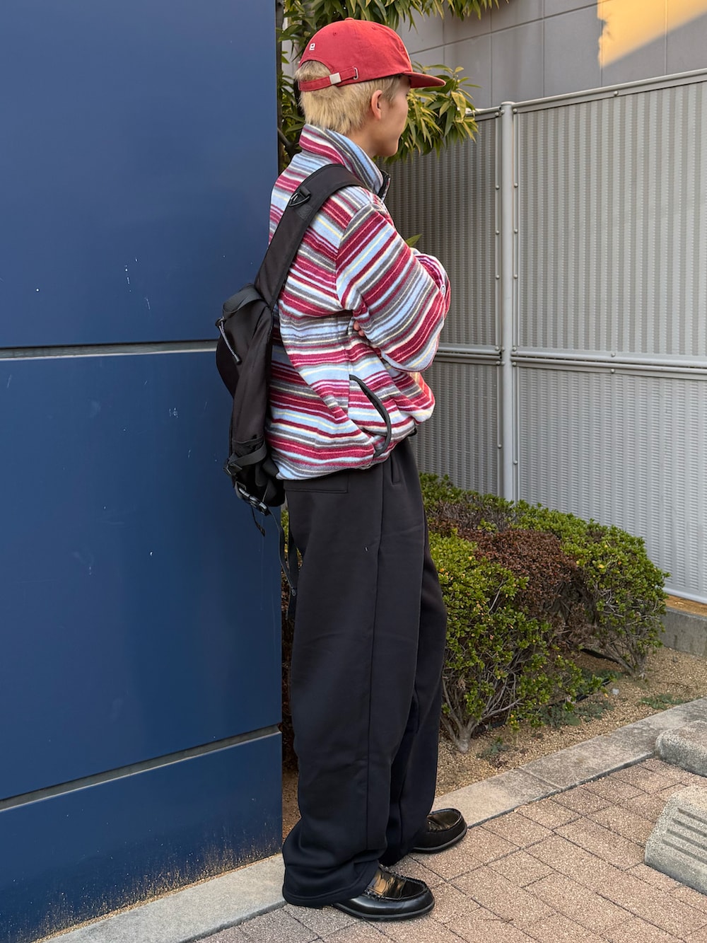 ブラック系のスウェットパンツ、ブルー系のその他トップス、ブラック系のローファーを着用したメンズの冬コーディネートの2枚目の写真