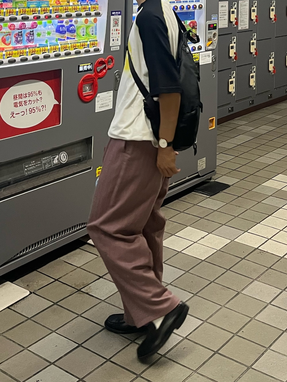 ピンク系のその他パンツ、ブラック系のショルダーバッグ、ブラック系のTシャツ/カットソーを着用したメンズの夏コーディネートの2枚目の写真