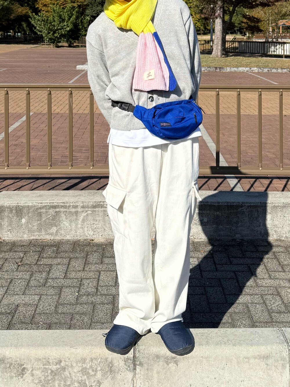 グレー系のカーディガン/ボレロ、ブルー系のボディバッグ/ウエストポーチ、ブルー系のサンダルを着用したメンズの秋コーディネートの2枚目の写真