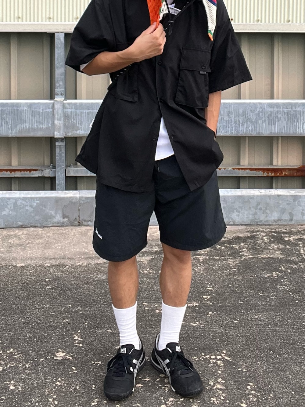 ブラック系のシャツ/ブラウス、ブラック系のその他パンツ、ブラック系のスニーカーを着用したメンズの夏コーディネートの2枚目の写真