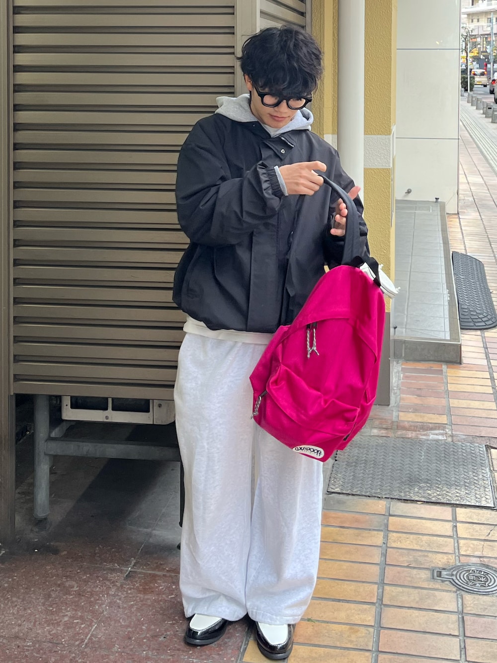 グレー系のスウェットパンツ、ブラック系のローファー、ピンク系のバックパック/リュックを着用したメンズの冬コーディネートの2枚目の写真