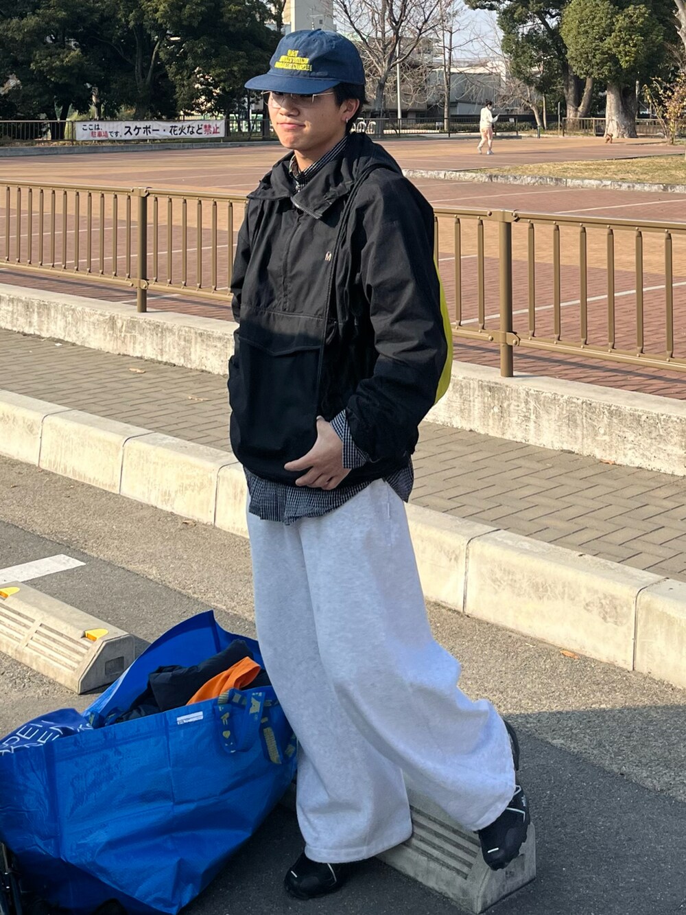 グレー系のスウェットパンツ、ブラック系のスニーカー、ブラック系のジャケット/アウターを着用したメンズの冬コーディネートの2枚目の写真