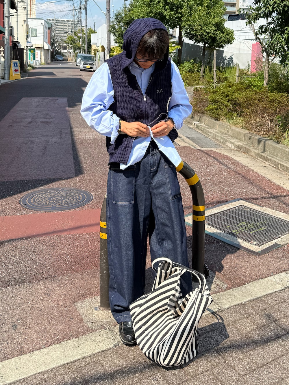 ブルー系のシャツ/ブラウス、ブルー系のデニムパンツ、ブラック系のトートバッグを着用したメンズの秋コーディネートの3枚目の写真