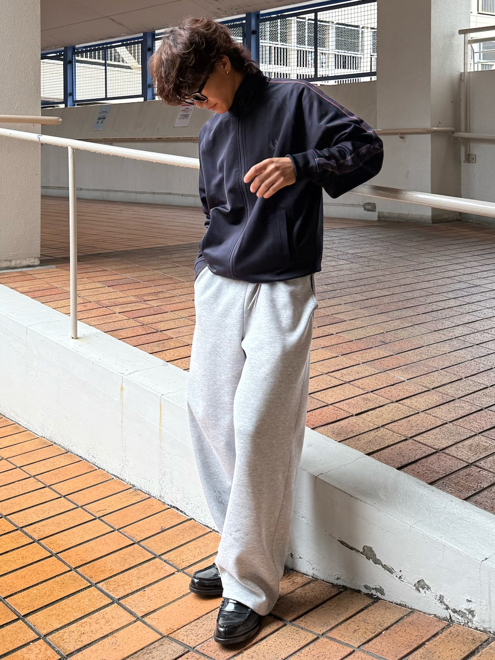 ユニクロ スウェット パンツ コーデ メンズ