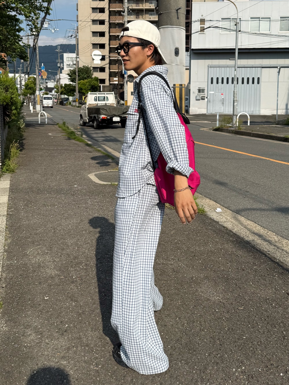 ピンク系のバックパック/リュック、ブルー系のその他パンツ、ブルー系のシャツ/ブラウスを着用したメンズの夏コーディネートの2枚目の写真