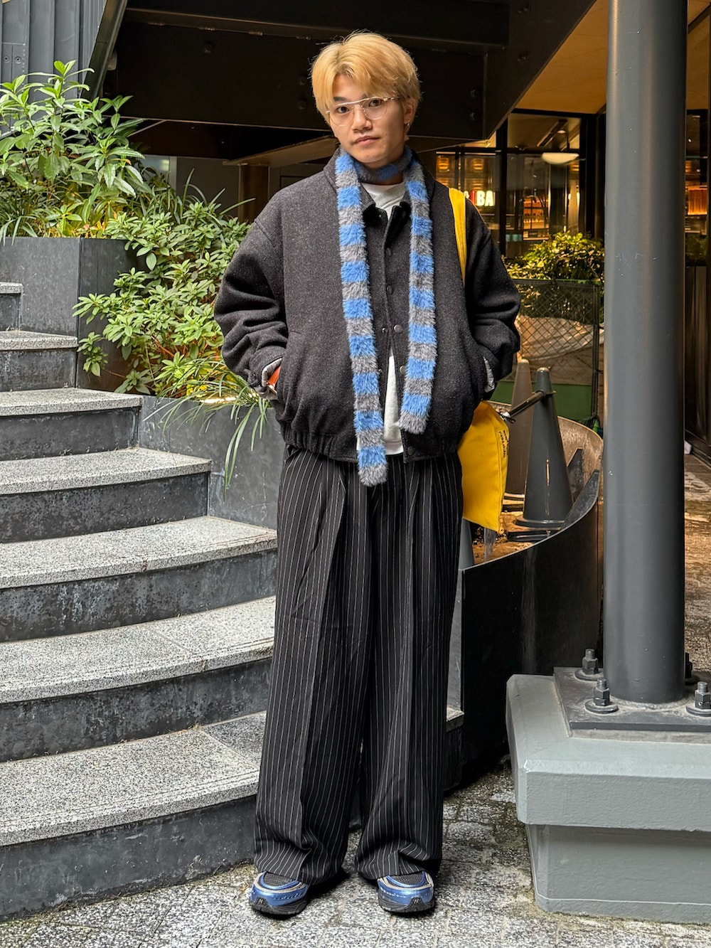 グレー系のスウェット、ブラック系のブルゾン、ブラック系のスラックスを着用したメンズの冬コーディネートの3枚目の写真