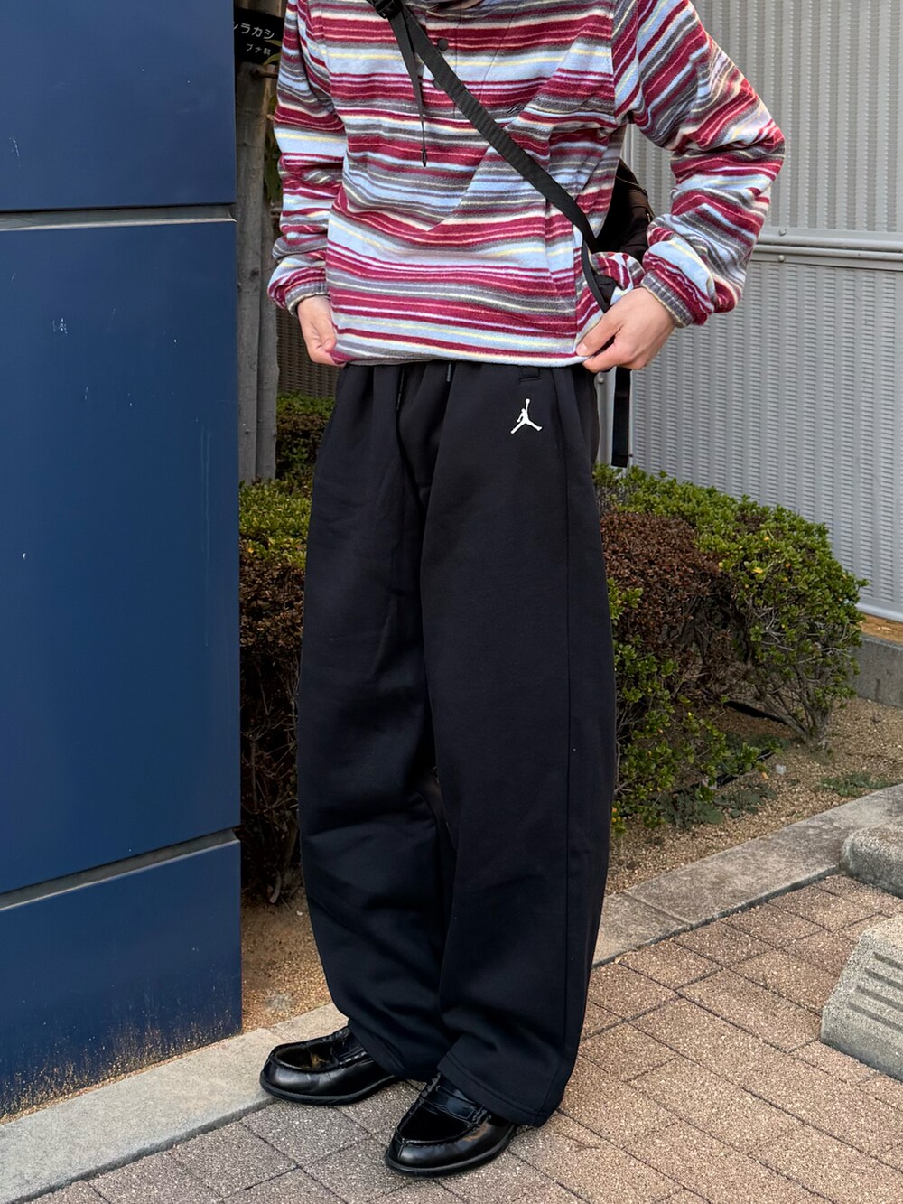 ブラック系のスウェットパンツ、ブルー系のその他トップス、ブラック系のローファーを着用したメンズの冬コーディネートの3枚目の写真