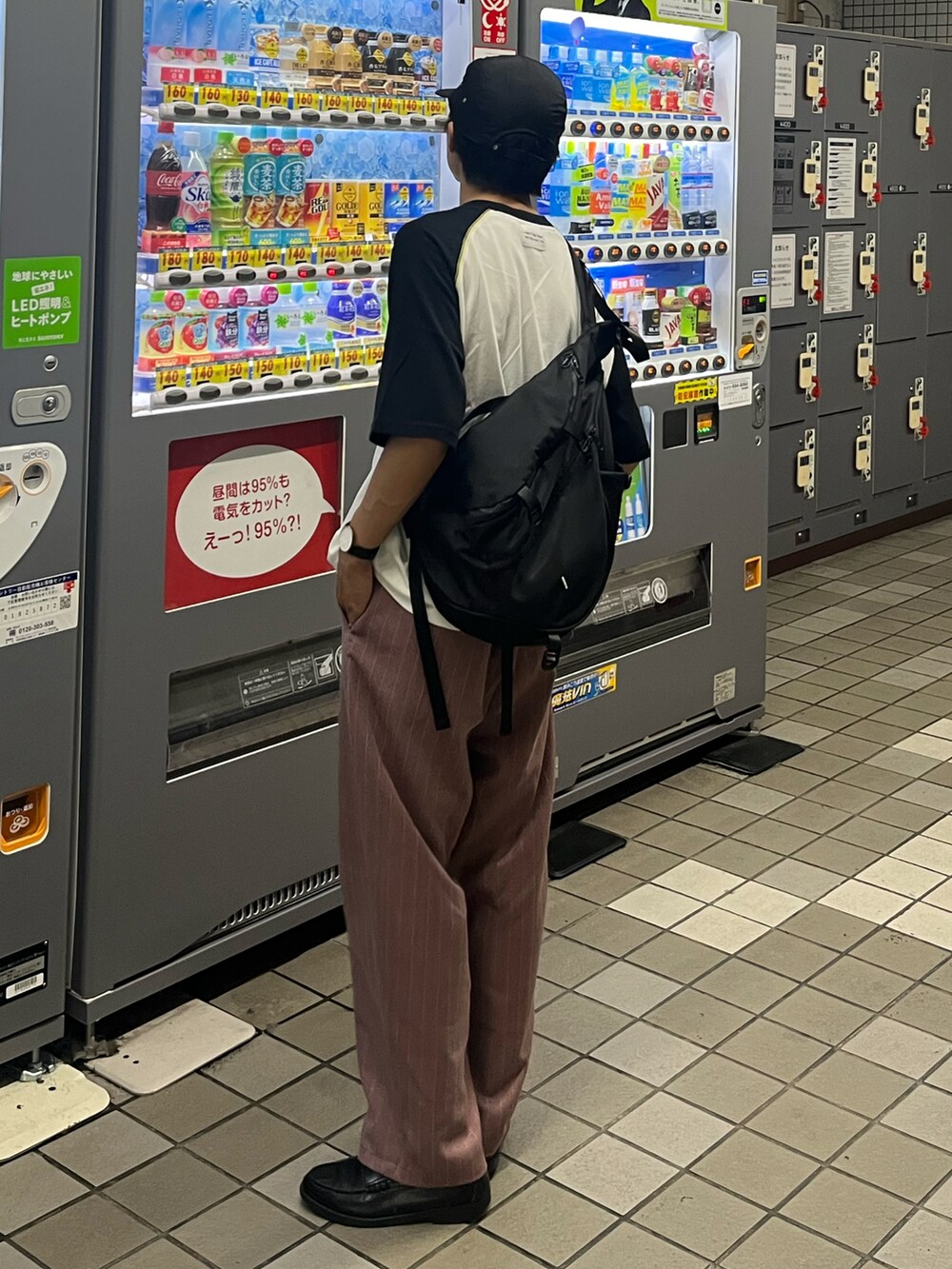 ピンク系のその他パンツ、ブラック系のショルダーバッグ、ブラック系のTシャツ/カットソーを着用したメンズの夏コーディネートの3枚目の写真