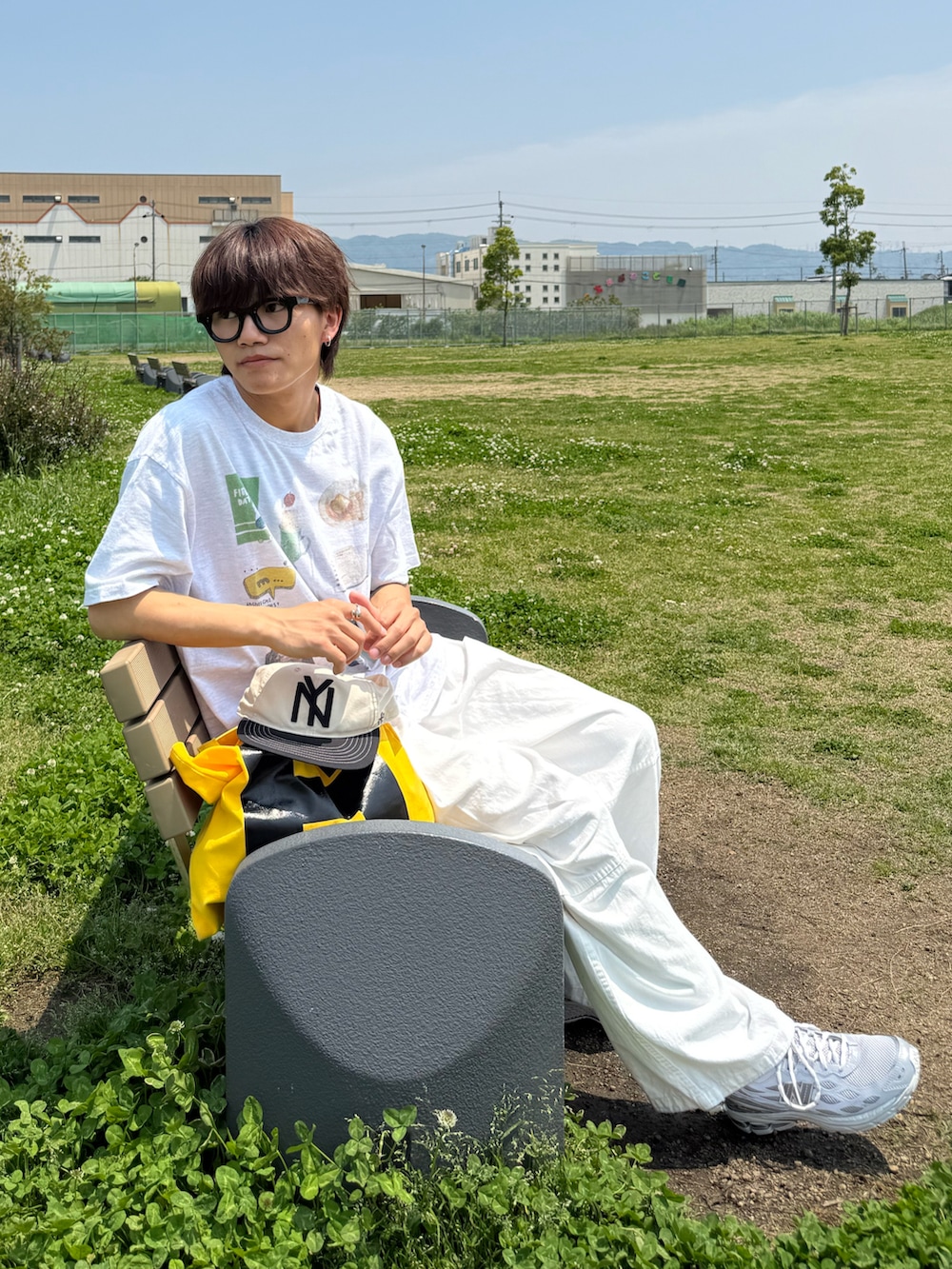 「夏コーデ、夏コーデメンズ、ニューバランス、キャップ、キャップコーデ、最近のいい感じコーデ、スニーカー、夏服、トートバッグ、低身長コーデ、メガネ男子、カジュアルコーデ、リラックススタイル、Tシャツ、やっぱり帽子が好き」｜「AMERICAN NEEDLEの【AMERICAN NEEDLE】ベースボールロゴストレートキャップ（キャップ、ベージュ系）」を使った、reijiro さん（メンズ・165cm）の春コーディネートの2枚目の写真