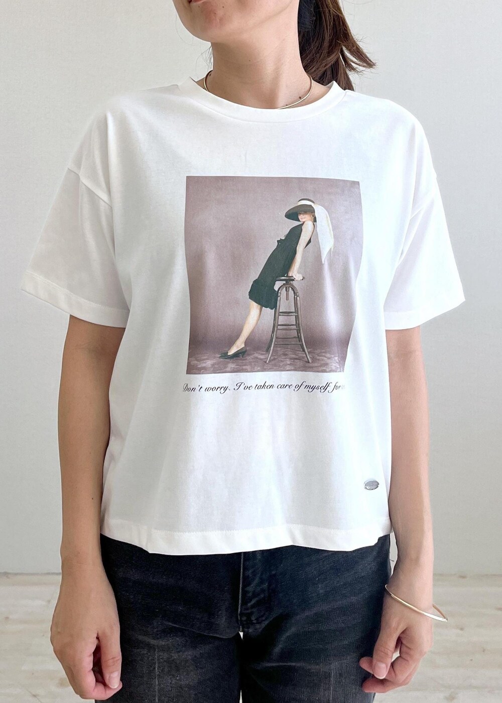 ブラック系のデニムパンツ、ホワイト系のTシャツ/カットソー、ブラウン系のテーラードジャケットを着用したレディースの夏コーディネートの6枚目の写真