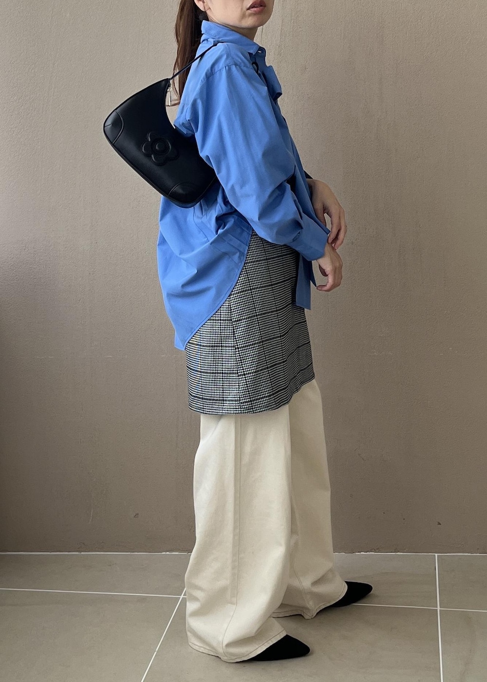 ホワイト系のデニムパンツ、ブラック系のスカート、ブルー系のシャツ/ブラウスを着用したレディースの夏コーディネートの3枚目の写真