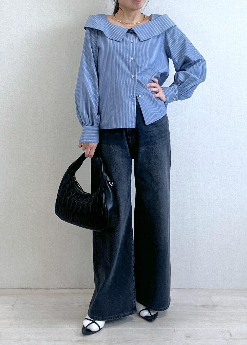 ブルー系のシャツ/ブラウス、グレー系のデニムパンツ、ブラック系のハンドバッグを着用したレディースの秋コーディネートの9枚目の写真